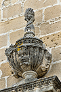Florón que remata una de las pilastras que enmarcan la puerta izquierda de la fachada principal de la Santa Iglesia Catedral