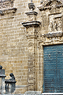 Una de las pilastras que enmarcan la puerta izquierda de la fachada principal de la Santa Iglesia Catedral