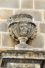 Florón que remata una de las pilastras que enmarcan la puerta izquierda de la fachada principal de la Santa Iglesia Catedral