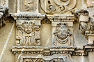 Decoración del dintel de la puerta izquierda de la fachada principal de la Santa Iglesia Catedral