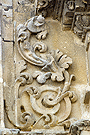 Decoración del dintel de la puerta izquierda de la fachada principal de la Santa Iglesia Catedral