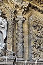 Columna salomónica en el dintel de la Puerta Principal de la Santa Iglesia Catedral