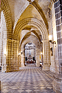 Tramos de los retablos de Santa Teresa de Jesús y Santa Rita de Casia. Al fondo, la Capilla del Sagrario (Santa Iglesia Catedral)
