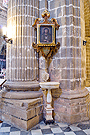 Pila de agua bendita y lienzo (Al lado izquierdo de la puerta de la Encarnación - Santa Iglesia Catedral)