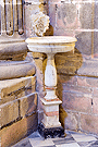 Pila de agua bendita (Al lado izquierdo de la puerta de la Encarnación - Santa Iglesia Catedral)