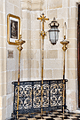 Cruz y ciriales (Claustro del Patio de los Naranjos - Museo de la Santa Iglesia Catedral)