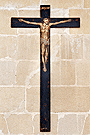 Cruz con Crucificado pintado (Claustro del Patio de los Naranjos - Museo de la Santa Iglesia Catedral)