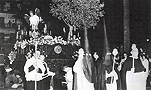 Paso de la Oración en el Huerto por la Plaza del Arenal. El olivo va montado delante del Señor. El paso fue prestado durante algunos años a la Hermandad de la Borriquita (Foto: Anónima)