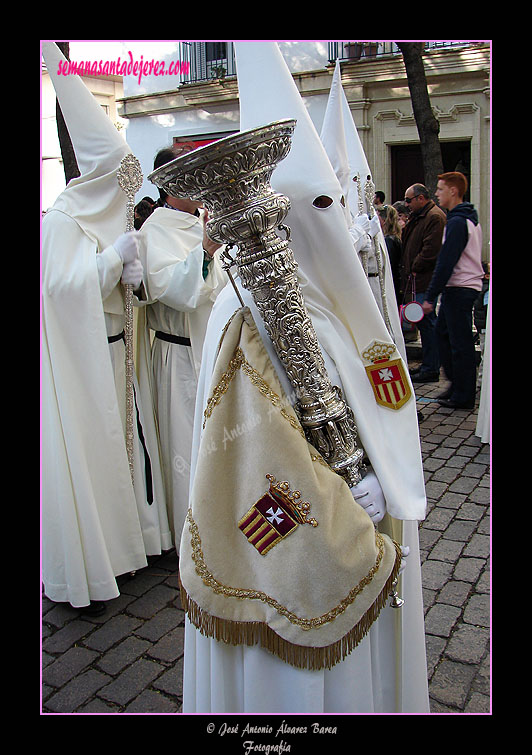 Nazareno portando bocina de la Hermandad del Transporte