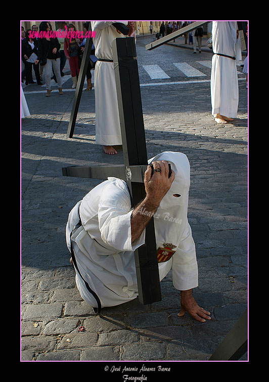 Penitente con cruz de la Hermandad del Transporte