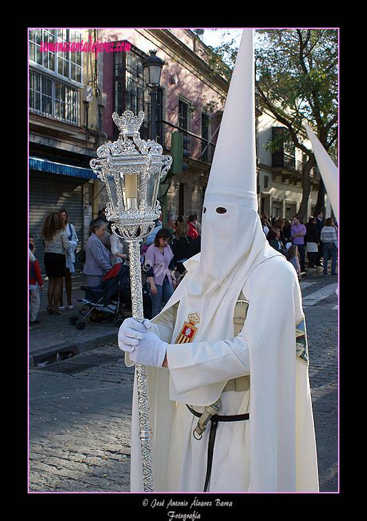 Nazareno con farol de respeto acompañando al Simpecado de la Hermandad del Transporte