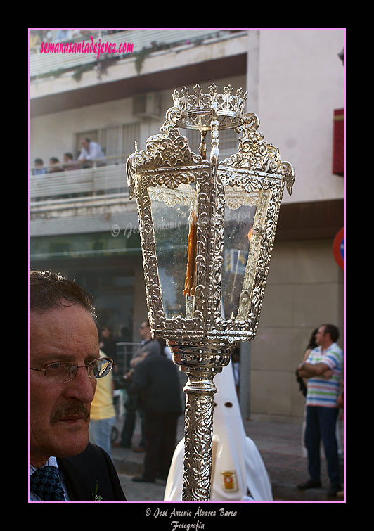 Farol de respeto que acompaña al Estandarte de la Virgen de la Merced en la Hermandad del Transporte