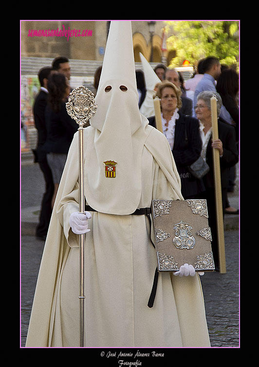 Nazareno portando el Libro de Reglas de la Hermandad del Transporte