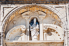 Frontón curvo partido de la Portada principal de la Basílica de Nuestra Señora de la Merced Coronada
