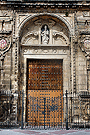 Puerta de ingreso retranqueada respecto a la portada principal de la Basílica de Nuestra Señora de la Merced Coronada