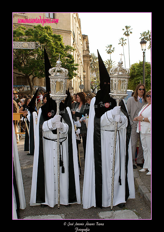 Nazarenos con faroles de respeto acompañando a la Cruz de Guía de la Hermandad de la Coronación de Espinas