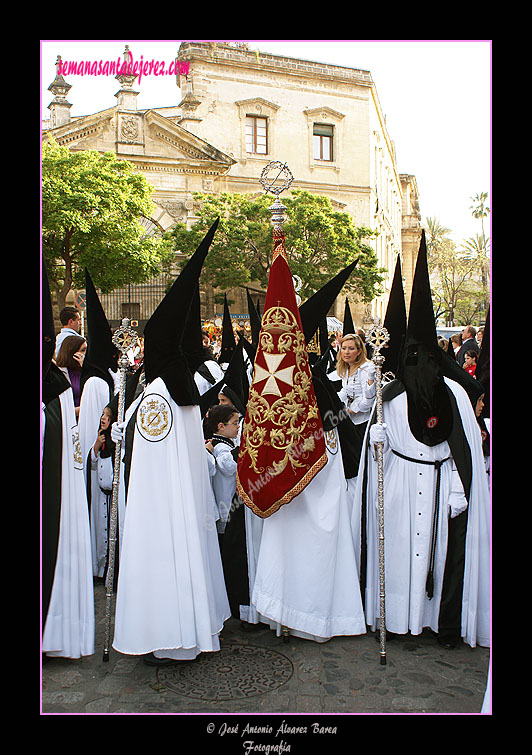 Nazareno portando el Banderín de San Juan Bautista de la Hermandad de la Coronación de Espinas