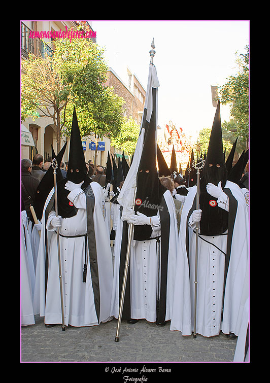 Nazareno portando la Bandera del Señor de la Hermandad de la Coronación de Espinas