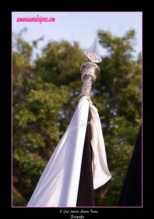 Remate del asta de la Bandera del Señor de la Hermandad de la Coronación de Espinas