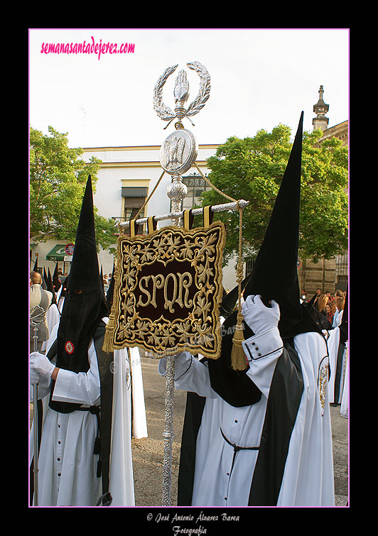 Nazareno portando el Senatus de la Hermandad de la Coronación de Espinas