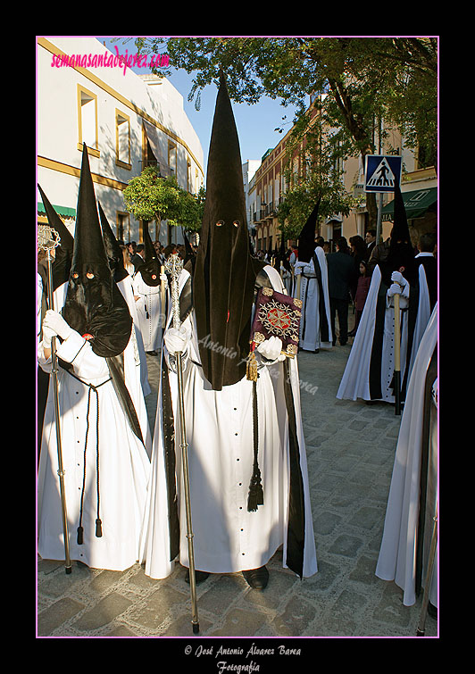 Nazareno portando el Libro de Reglas de la Hermandad de la Coronación de Espinas