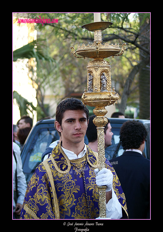 Acólito ceriferario del paso de Misterio de la Hermandad de la Coronación de Espinas