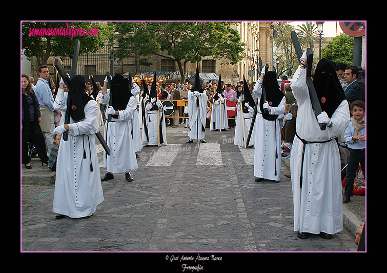 Penitentes con cruces de la Hermandad de la Coronación de Espinas