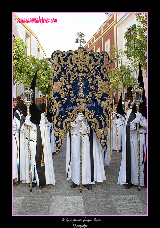 Nazareno portando el Simpecado de la Hermandad de la Coronación de Espinas