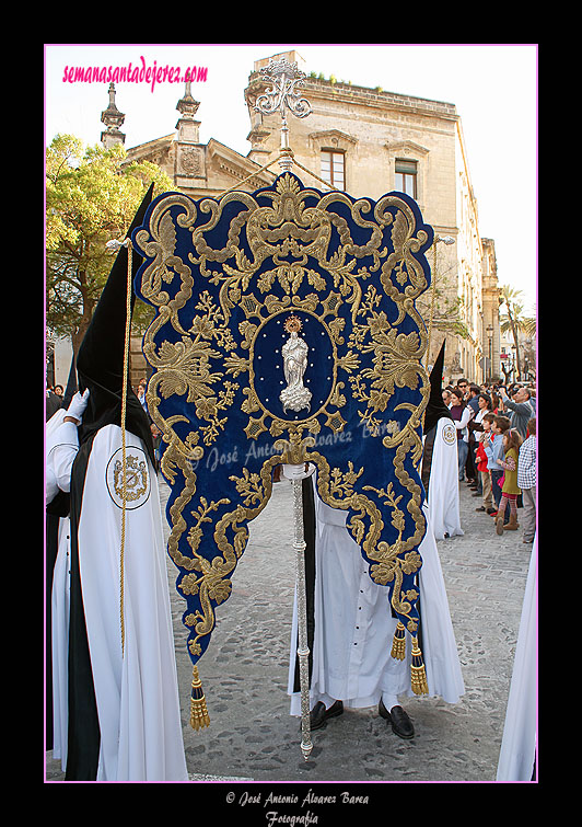 Nazareno portando el Simpecado de la Hermandad de la Coronación de Espinas