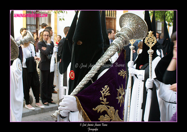 Nazareno portando bocina  en el cortejo del Paso de Palio de la Hermandad de la Coronación de Espinas