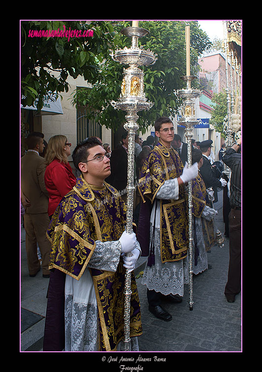 Acólitos ceriferarios del Paso de Palio de la Hermandad de la Coronación de Espinas