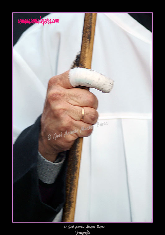 Mano del enciendevelas del Paso de Palio de la Hermandad de la Coronación de Espinas