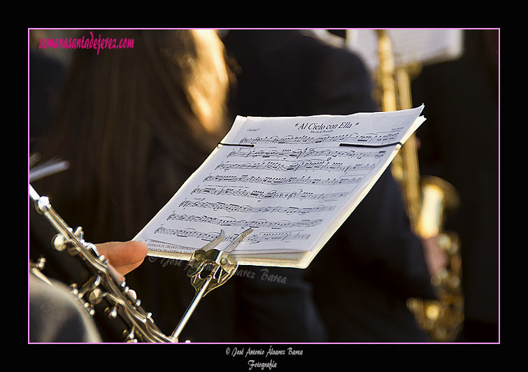 Partitura de un músico de la Banda de Música Acordes de Jerez, tras el Paso de Palio de la Hermandad de la Coronación de Espinas