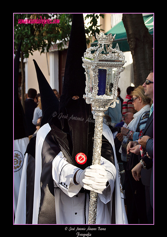 Nazareno con farol de respeto acompañando al Simpecado de la Hermandad de la Coronación de Espinas