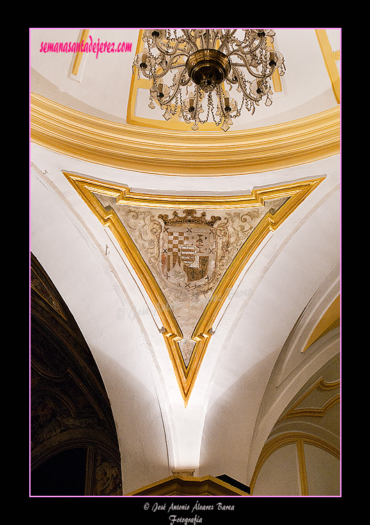 Escudo pintado en la bóveda central (Capilla de los Desamparados)