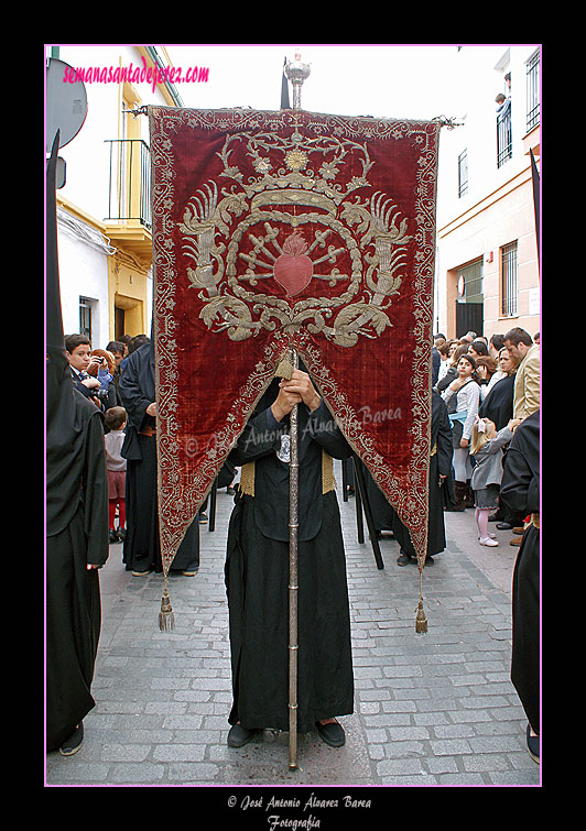 Nazareno portando el Pendón de los Siete Cuchillos de la Hermandad de las Angustias