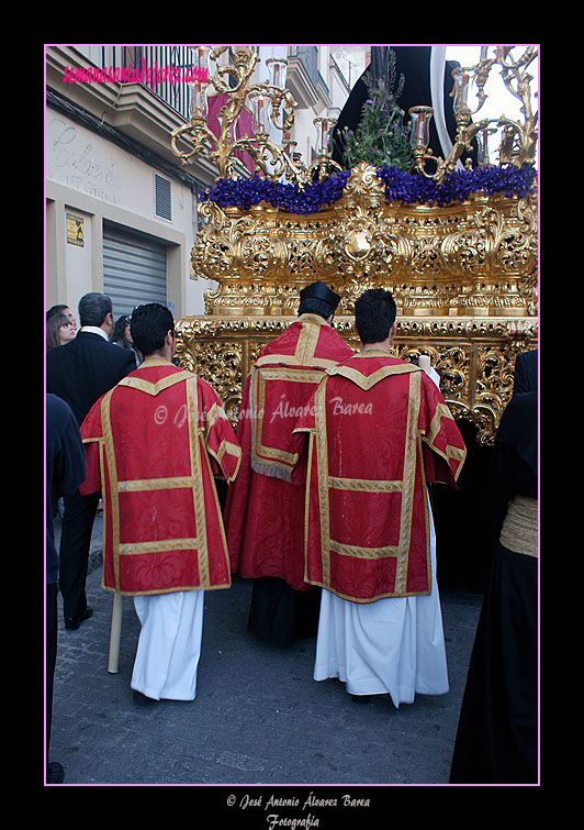 Preste tras el Paso de Nuestra Señora de las Angustias