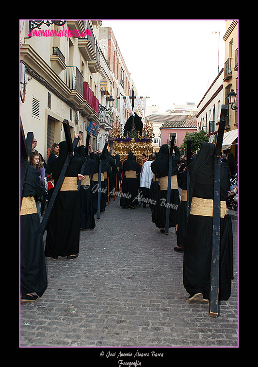 Penitentes con cruces tras el Paso de Nuestra Señora de las Angustias