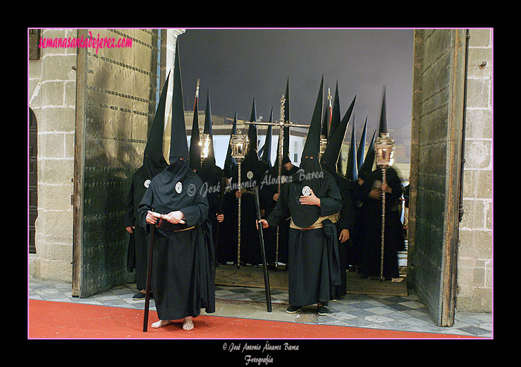 Cruz de Guía de la Hermandad de Nuestra Señora de las Angustias, esperando el permiso para hacer estación de penitencia en la Santa Iglesia Catedral