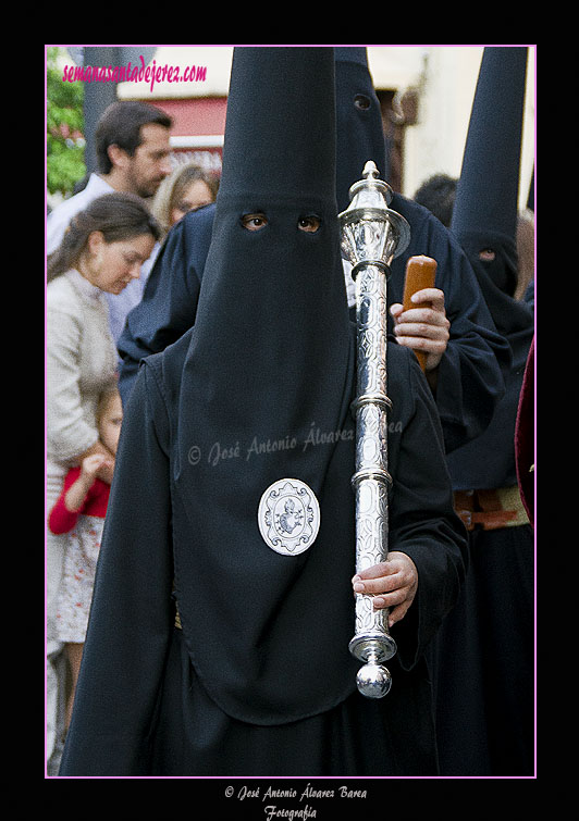 Nazareno portando maza de la Hermandad de las Angustias