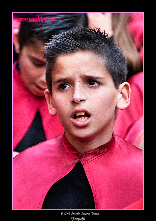 Niño de la Escolanía cantando el Miserere de Hilarión Eslava delante del Paso de Nuestra Señora de las Angustias