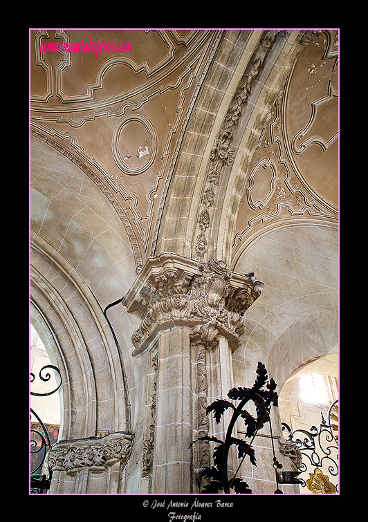 Detalle del arco de la capilla de Santa María de la Paz (Iglesia de San Marcos)