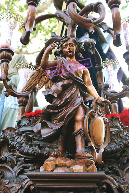 Angel con cartela en una esquina de la canastilla del paso de Nuestro Padre Jesús de las Misericordias