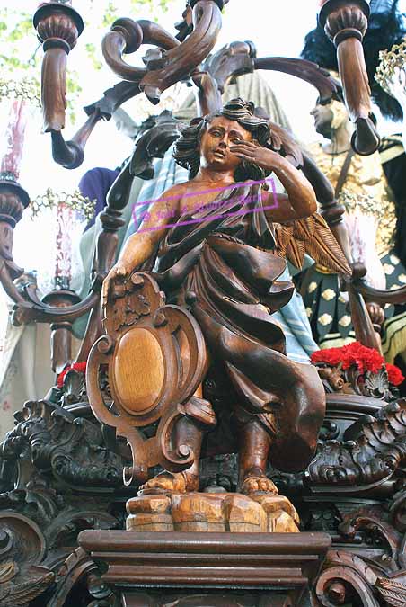 Angel con cartela en una esquina de la canastilla del paso de Nuestro Padre Jesús de las Misericordias