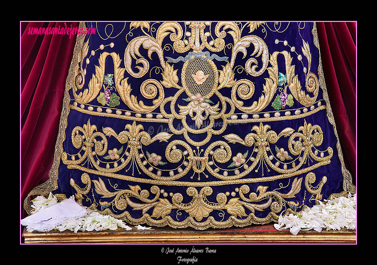 Detalle de los bordados de la saya de salida de María Santísima de la Candelaria