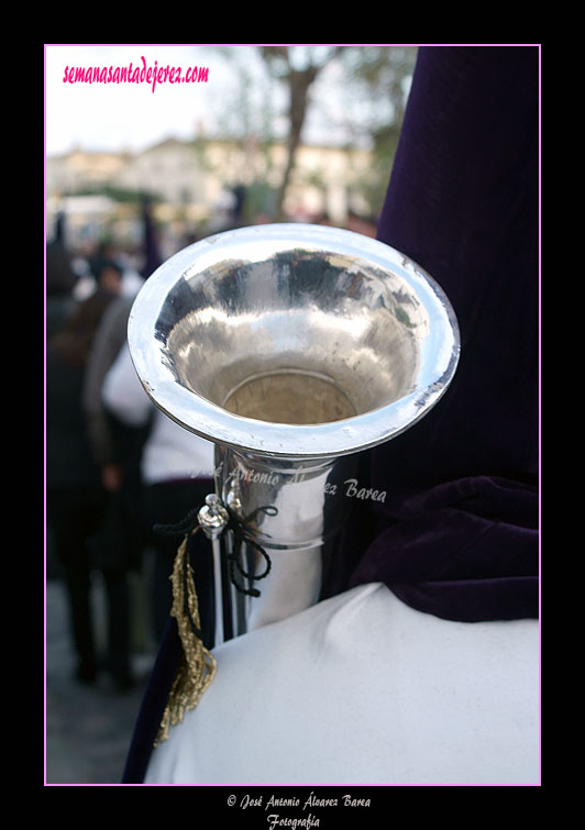 Nazareno con bocina acompañando al Senatus de la Hermandad de la Candelaria