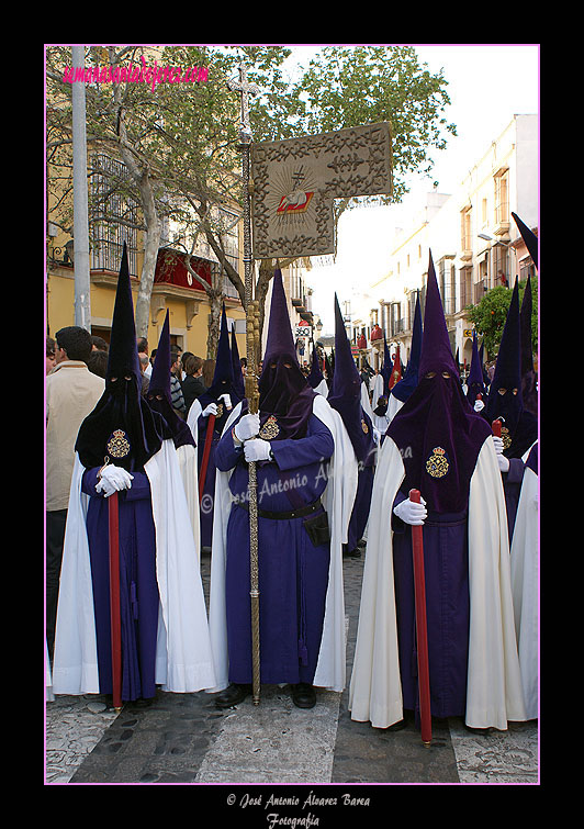 Nazareno portando el Guión Sacramental de la Hermandad de la Candelaria