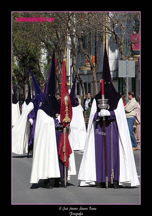 Nazareno portando el Estandarte Sacramental de la Hermandad de la Candelaria