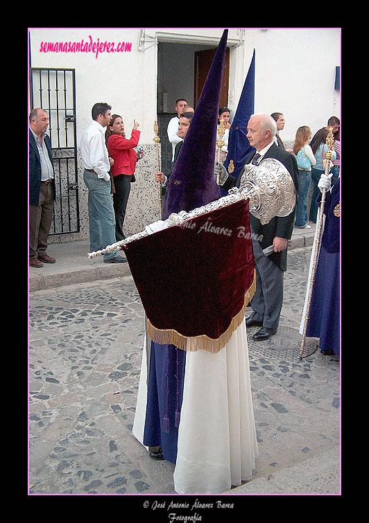 Nazareno con bocina de la Hermandad de la Candelaria