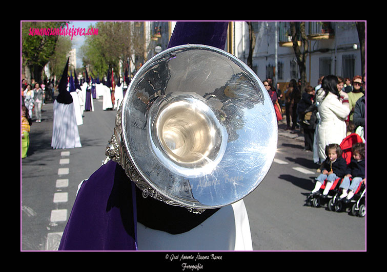 Nazareno con bocina de la Hermandad de la Candelaria